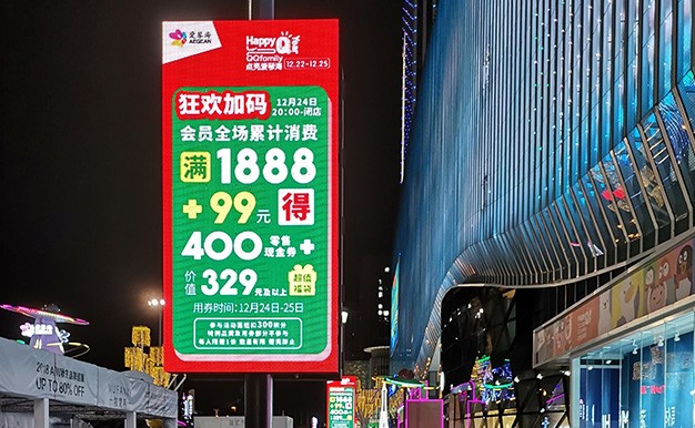 昆明某商業(yè)街，戶外P4LED燈桿廣告屏